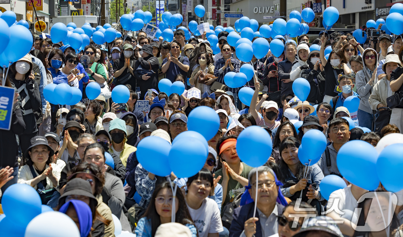 (부산=뉴스1) 안은나 기자 = 이재명 더불어민주당 대통령 후보가 민주당 험지로 꼽히는 부산·경남(PK) 지역 유세에 나선 14일 부산 부산진구 서면에서 시민들이 이 후보 연설을 …