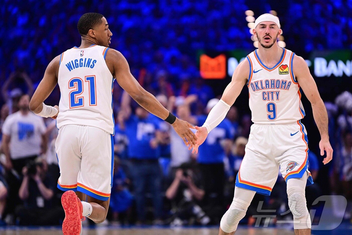 본문 이미지 - NBA 오클라호마시티가 덴버를 꺾고 시리즈 전적 3승2패를 만들었다. ⓒ AFP=뉴스1