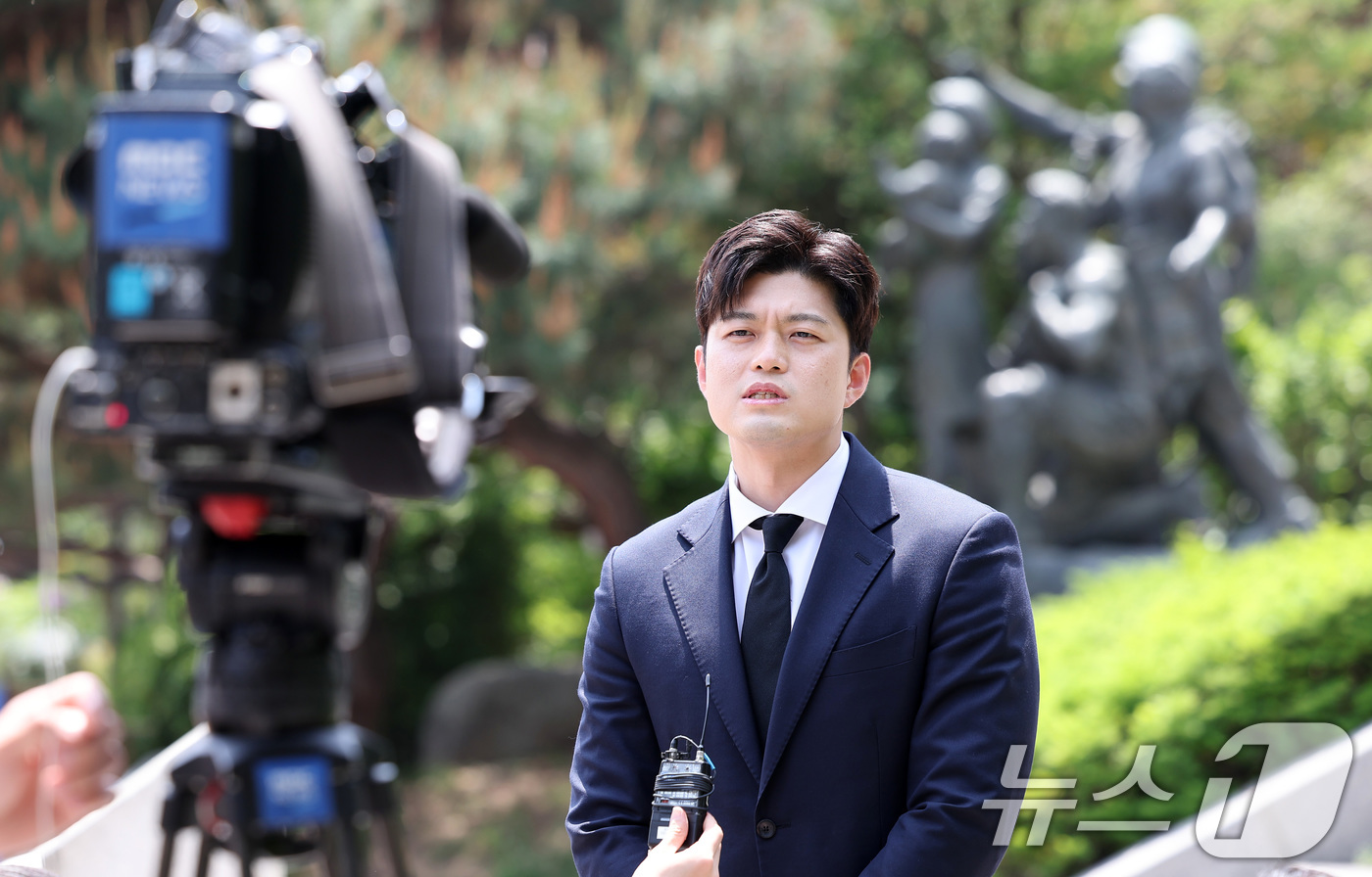 (서울=뉴스1) 김성진 기자 = 김용태 국민의힘 공동선거대책위원장이 14일 서울 동작구 보라매공원을 찾아 산업재해 희생자 위령탑에 참배한 후 취재진과 인터뷰를 하고 있다. 2025 …