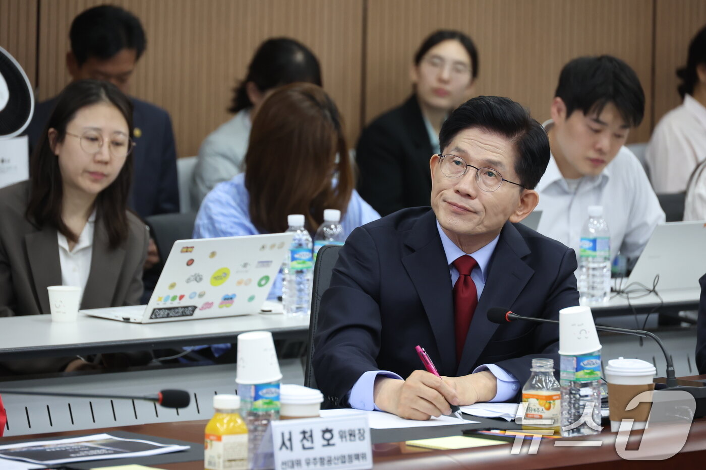 본문 이미지 - 김문수 국민의힘 대통령 후보가 경남 사천시 우주항공청에서 열린 간담회에서 브리핑을 듣고 있다.&#40;공동취재&#41; 2025.5.14/뉴스1 ⓒ News1 김민지 기자