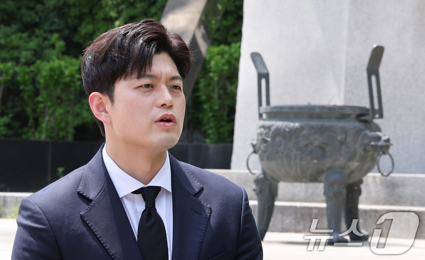 (서울=뉴스1) 김성진 기자 = 김용태 국민의힘 공동선거대책위원장이 14일 서울 동작구 보라매공원을 찾아 산업재해 희생자 위령탑에 참배한 후 취재진과 인터뷰를 하고 있다. 2025 …