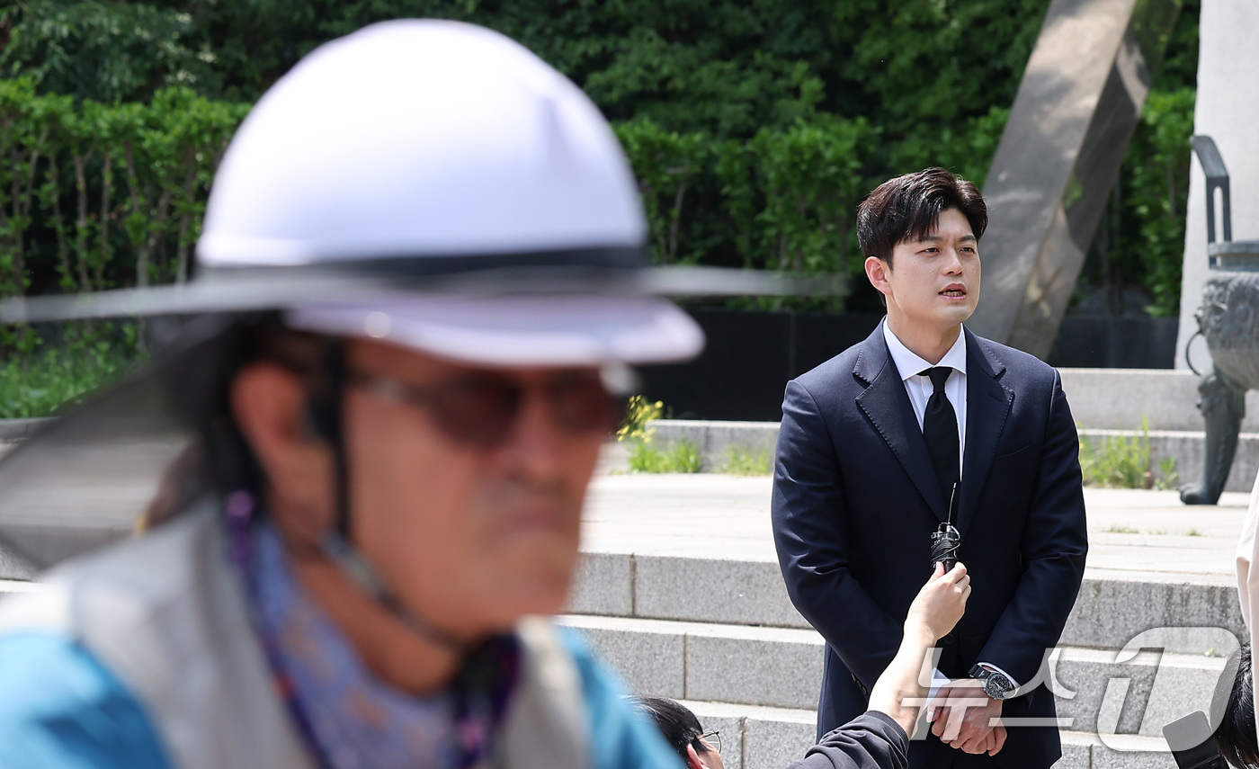 (서울=뉴스1) 김성진 기자 = 김용태 국민의힘 공동선거대책위원장이 14일 서울 동작구 보라매공원을 찾아 산업재해 희생자 위령탑에 참배한 후 취재진과 인터뷰를 하고 있다. 2025 …