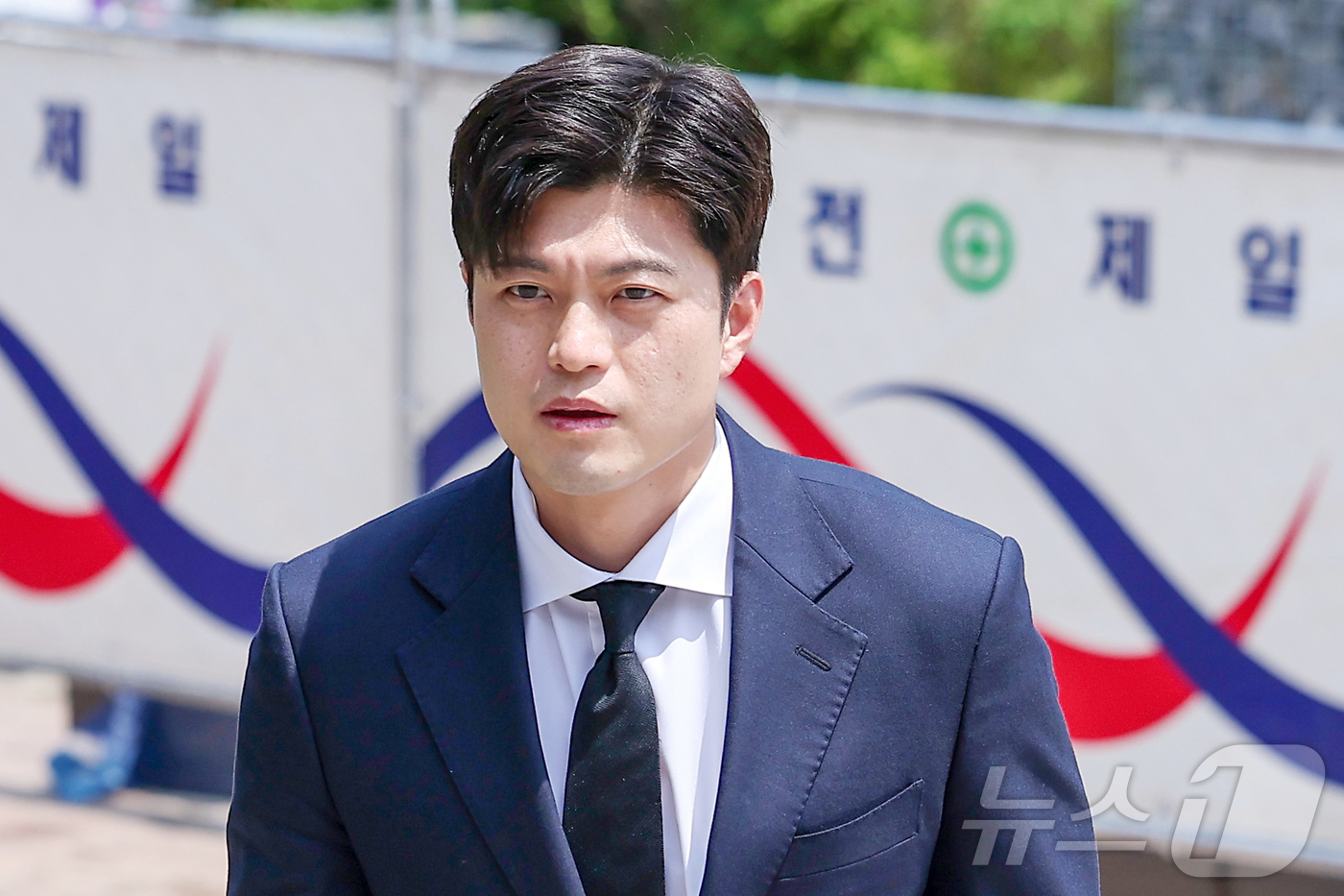 (서울=뉴스1) 김성진 기자 = 김용태 국민의힘 공동선거대책위원장이 14일 서울 동작구 보라매공원을 찾아 산업재해 희생자 위령탑에 참배하고 있다. 2025.5.14/뉴스1