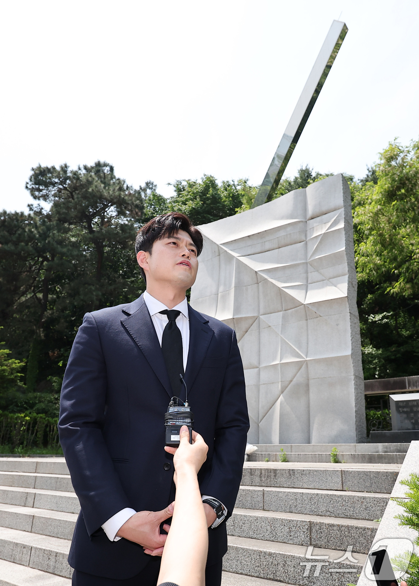 (서울=뉴스1) 김성진 기자 = 김용태 국민의힘 공동선거대책위원장이 14일 서울 동작구 보라매공원을 찾아 산업재해 희생자 위령탑에 참배한 후 취재진과 인터뷰를 하고 있다. 2025 …