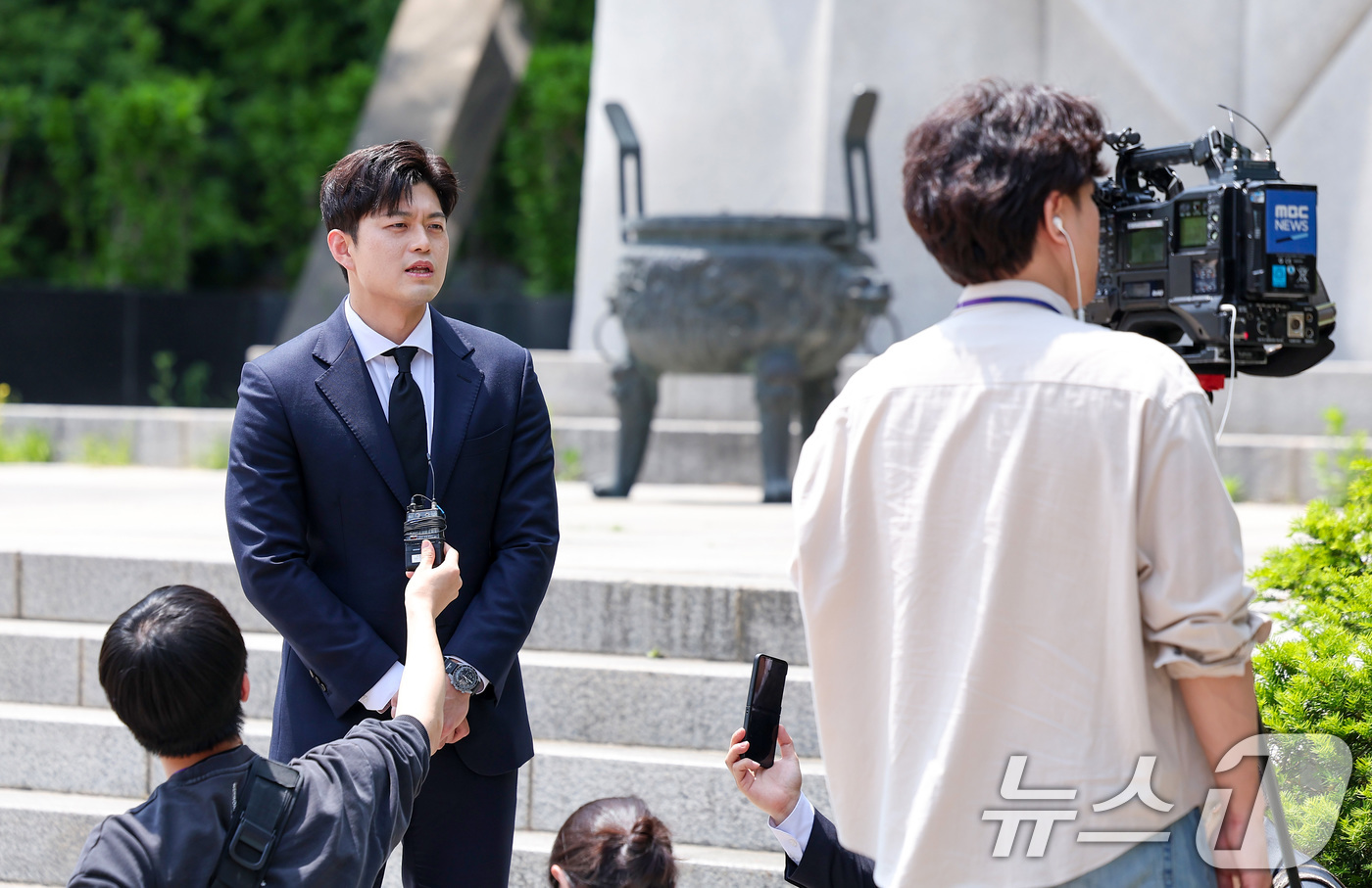 (서울=뉴스1) 김성진 기자 = 김용태 국민의힘 공동선거대책위원장이 14일 서울 동작구 보라매공원을 찾아 산업재해 희생자 위령탑에 참배한 후 취재진과 인터뷰를 하고 있다. 2025 …