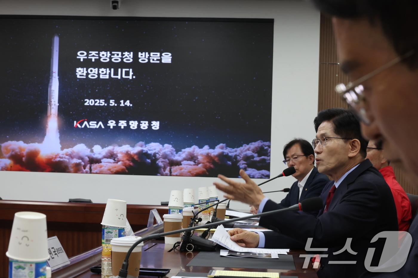 (사천=뉴스1) 김민지 기자 = 김문수 국민의힘 대통령 후보가 경남 사천시 우주항공청에서 열린 간담회에서 자유토론 발언을 하고 있다.(공동취재) 2025.5.14/뉴스1