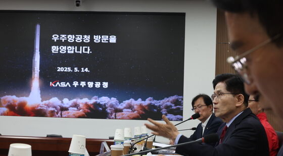 우주항공청 찾아 자유토론하는 김문수 후보