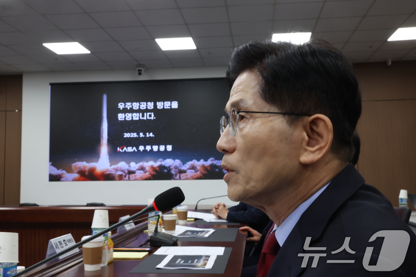 (사천=뉴스1) 김민지 기자 = 김문수 국민의힘 대통령 후보가 경남 사천시 우주항공청에서 열린 간담회에서 자유토론 발언을 하고 있다.(공동취재) 2025.5.14/뉴스1