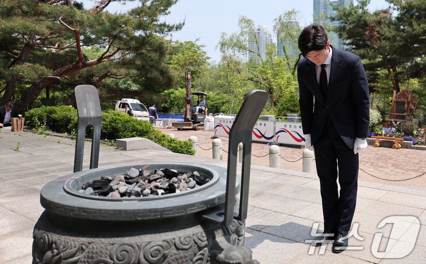 본문 이미지 - 김용태 국민의힘 공동선거대책위원장이 14일 서울 동작구 보라매공원을 찾아 산업재해 희생자 위령탑에 참배하고 있다. 2025.5.14/뉴스1 ⓒ News1 김성진 기자