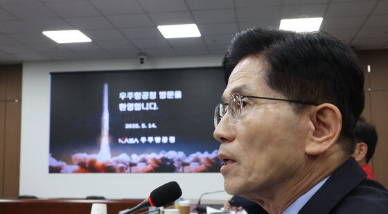 우주항공청 찾아 '자유토론'하는 김문수 후보