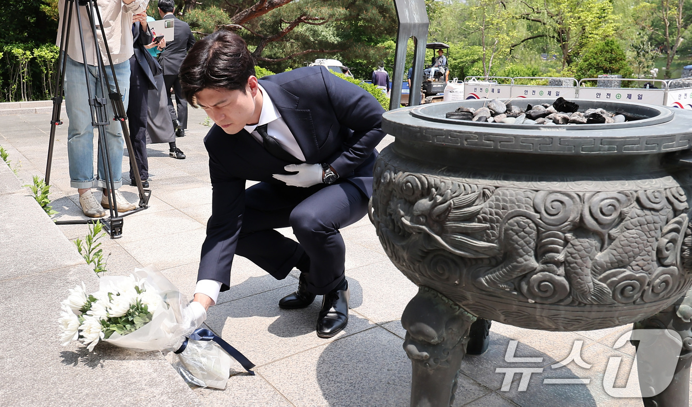 (서울=뉴스1) 김성진 기자 = 김용태 국민의힘 공동선거대책위원장이 14일 서울 동작구 보라매공원을 찾아 산업재해 희생자 위령탑에 헌화하고 있다. 2025.5.14/뉴스1