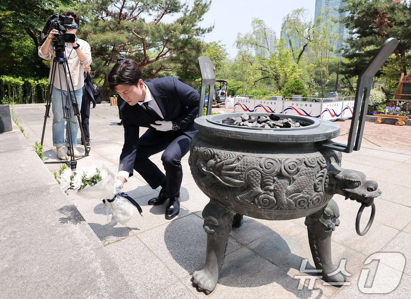 (서울=뉴스1) 김성진 기자 = 김용태 국민의힘 공동선거대책위원장이 14일 서울 동작구 보라매공원을 찾아 산업재해 희생자 위령탑에 헌화하고 있다. 2025.5.14/뉴스1