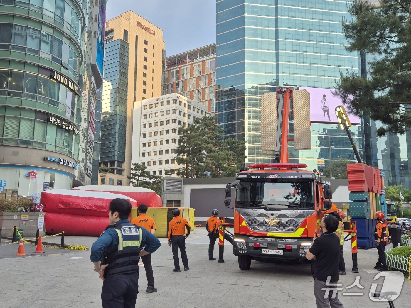본문 이미지 - 지난 13일 오후 3시쯤 서울 지하철 강남역 11번 출구 인근 한 고층 빌딩에 한 남성이 서있다는 신고가 접수돼 소방이 에어매트를 까는 등 구조작업에 착수하고, 경찰이 주변 통행을 통제하고 있는 모습. ⓒ 뉴스1 남해인 기자