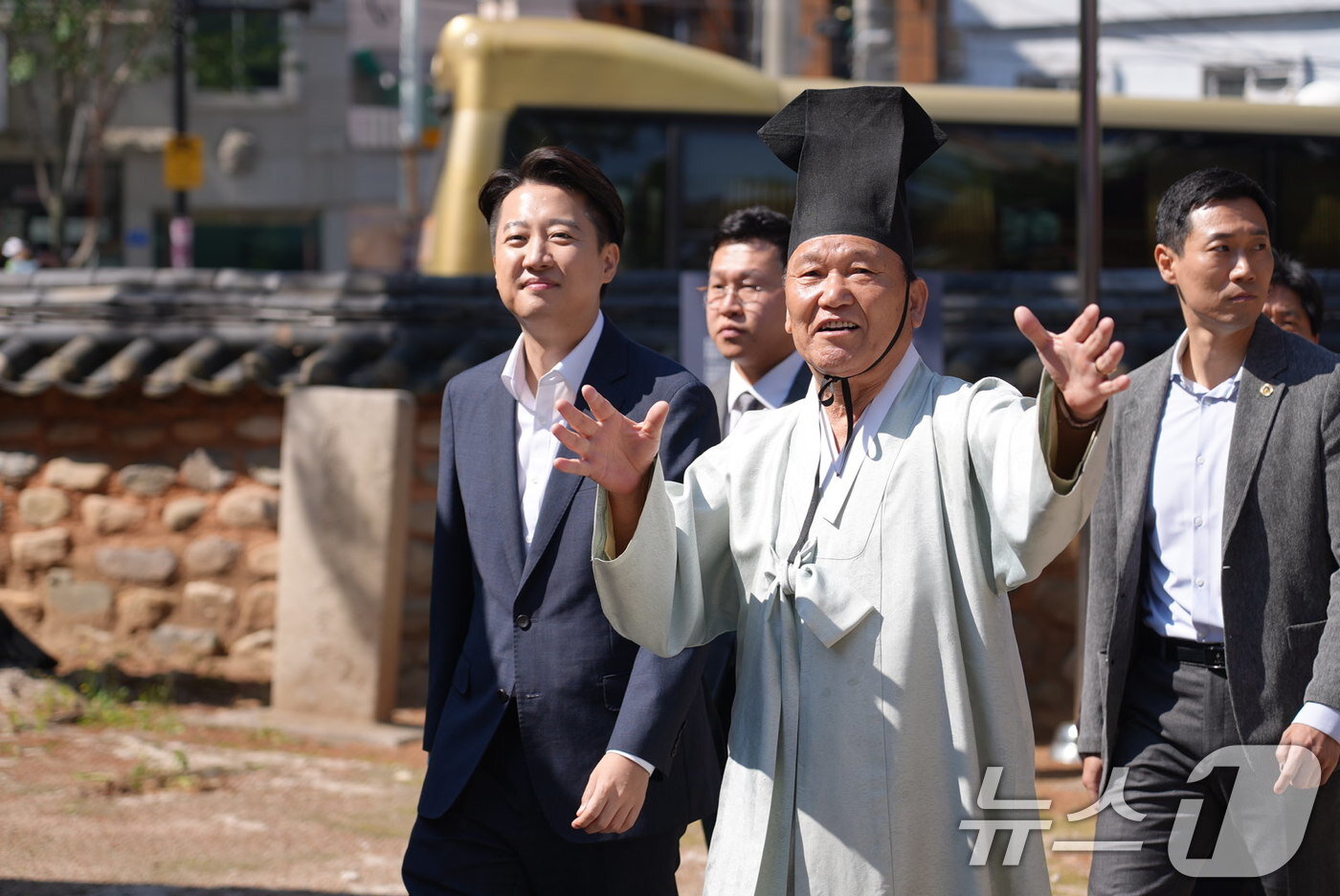 본문 이미지 - 이준석 개혁신당 대통령 후보가 14일 오전 부산 동래구 부산시유림회관을 찾아 관계자로부터 설명을 듣고 있다. &#40;이준석 캠프 제공. 재판매 및 DB 금지&#41; 2025.5.14/뉴스1