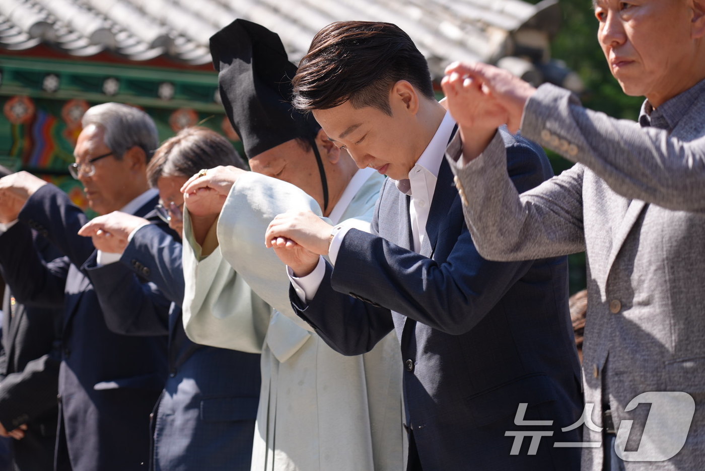 (서울=뉴스1) = 이준석 개혁신당 대통령 후보가 14일 오전 부산 동래구 부산시유림회관을 찾아 예를 올리고 있다. (이준석 캠프 제공. 재판매 및 DB 금지) 2025.5.14/ …