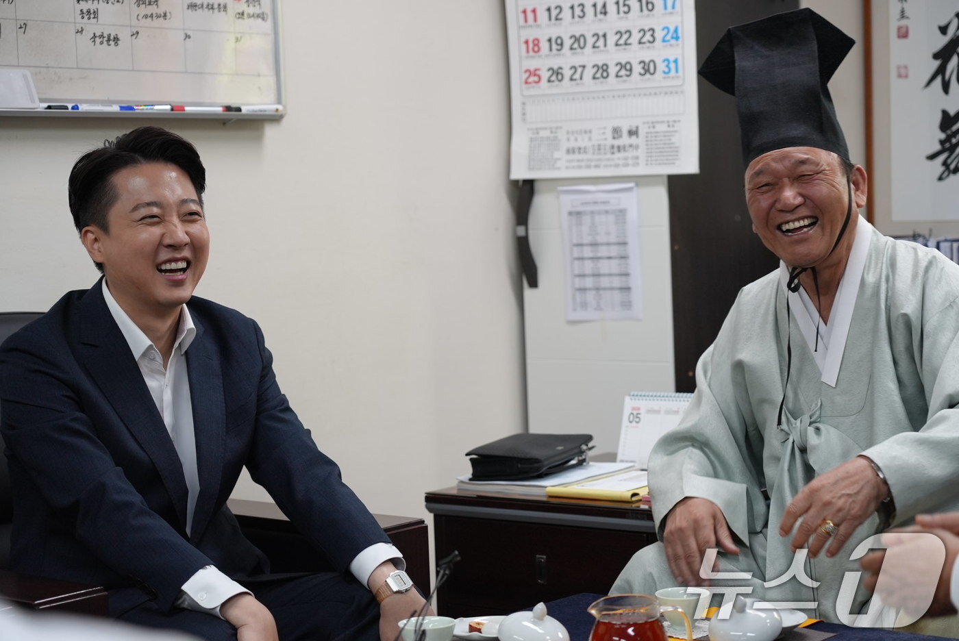 본문 이미지 - 이준석 개혁신당 대통령 후보가 14일 오전 부산 동래구 부산시유림회관을 찾아 관계자와 대화 도중 미소를 짓고 있다. &#40;이준석 캠프 제공. 재판매 및 DB 금지&#41; 2025.5.14/뉴스1