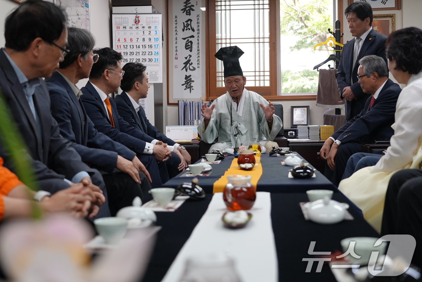 (서울=뉴스1) = 이준석 개혁신당 대통령 후보가 14일 오전 부산 동래구 부산시유림회관을 찾아 관계자와 대화를 나누고 있다. (이준석 캠프 제공. 재판매 및 DB 금지) 2025 …