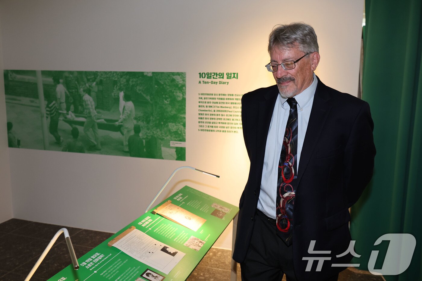 본문 이미지 - 14일 광주 동구 전일빌딩245에서 5·18 당시 외신 통역과 무전기 감청 임무를 수행한 외국인 시민군 데이비드 돌린저가 자신과 관련한 전시를 바라보고 있다. 2025.5.14/뉴스1 ⓒ News1 박지현 기자