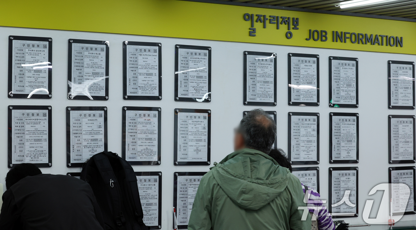 (서울=뉴스1) 김명섭 기자 = 통계청은 14일 발표한 '4월 고용동향'에서 지난달 15세 이상 취업자 수는 2888만7000명으로 전년 동월보다 19만4000명 증가했다고 밝혔다 …