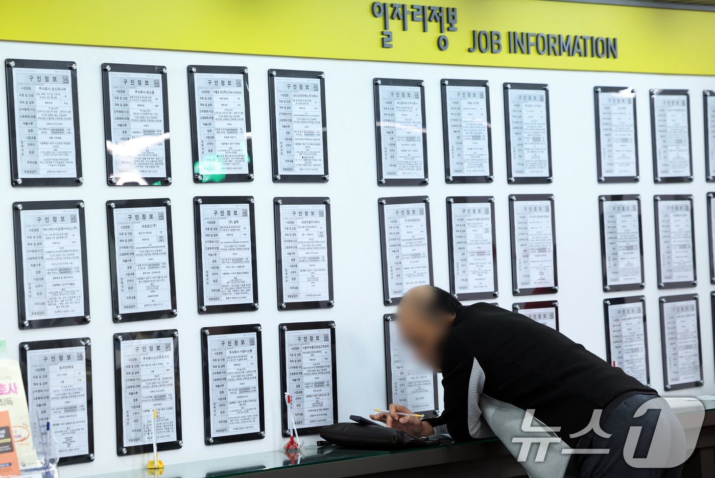 (서울=뉴스1) 김명섭 기자 = 통계청은 14일 발표한 '4월 고용동향'에서 지난달 15세 이상 취업자 수는 2888만7000명으로 전년 동월보다 19만4000명 증가했다고 밝혔다 …