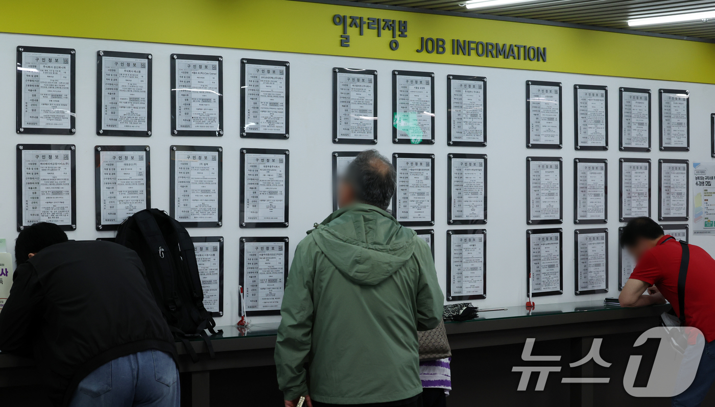 (서울=뉴스1) 김명섭 기자 = 통계청은 14일 발표한 '4월 고용동향'에서 지난달 15세 이상 취업자 수는 2888만7000명으로 전년 동월보다 19만4000명 증가했다고 밝혔다 …