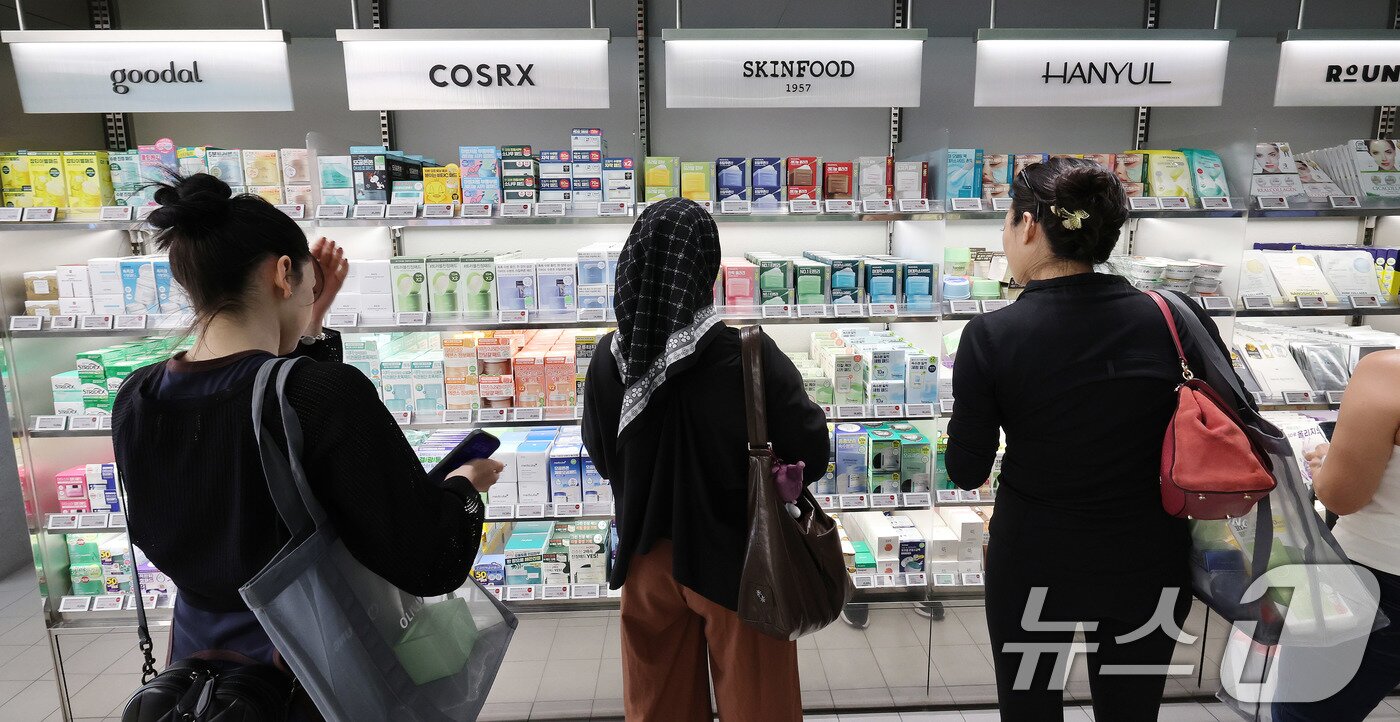 본문 이미지 - 서울 중구 명동의 한 뷰티 매장에서 외국인 관광객들이 화장품을 둘러보고 있다. 2025.5.14/뉴스1 ⓒ News1 박지혜 기자