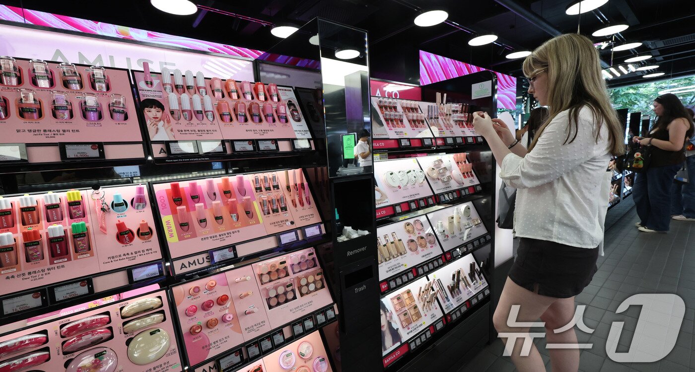 본문 이미지 - 서울 중구 명동의 한 뷰티 매장에서 외국인 관광객들이 화장품을 둘러보고 있다.2025.5.14/뉴스1 ⓒ News1 박지혜 기자
