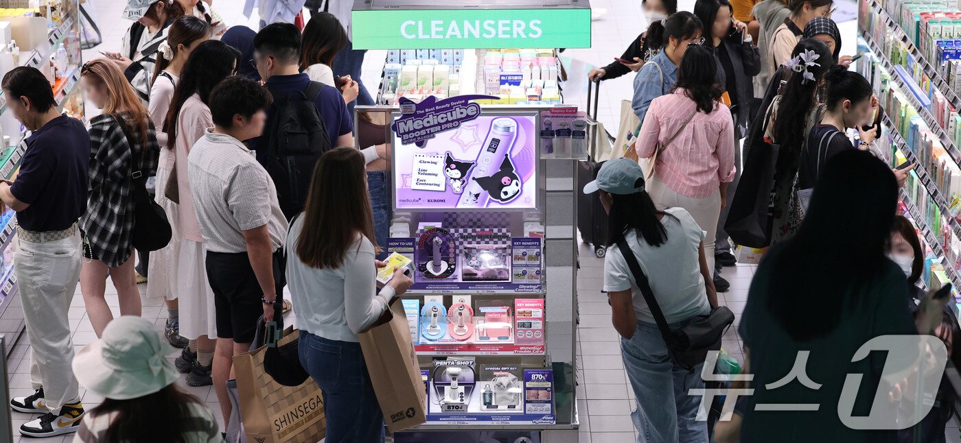 본문 이미지 - 서울 중구 명동의 한 뷰티 매장에서 외국인 관광객들이 화장품을 둘러보고 있다.. 2025.5.14/뉴스1 ⓒ News1 박지혜 기자