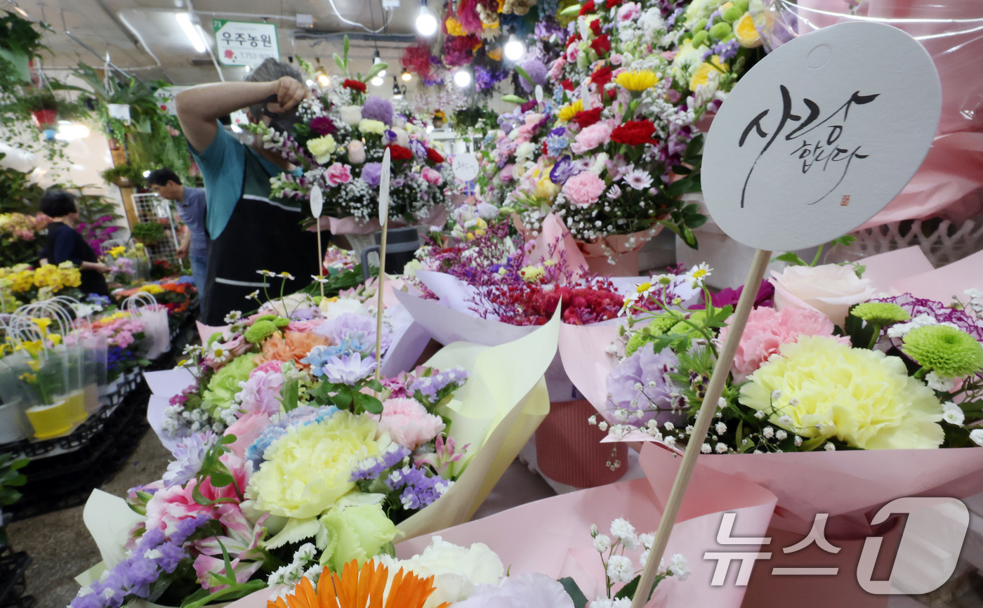 (서울=뉴스1) 이동해 기자 = 스승의 날을 하루 앞둔 14일 서울 중구 남대문시장 꽃상가에 형형색색 카네이션이 진열돼 있다. 2025.5.14/뉴스1