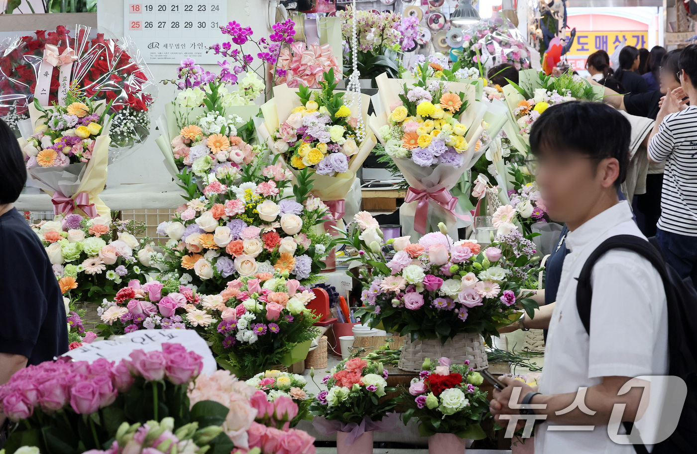 (서울=뉴스1) 이동해 기자 = 스승의 날을 하루 앞둔 14일 서울 중구 남대문시장 꽃상가에 형형색색 카네이션이 진열돼 있다. 2025.5.14/뉴스1