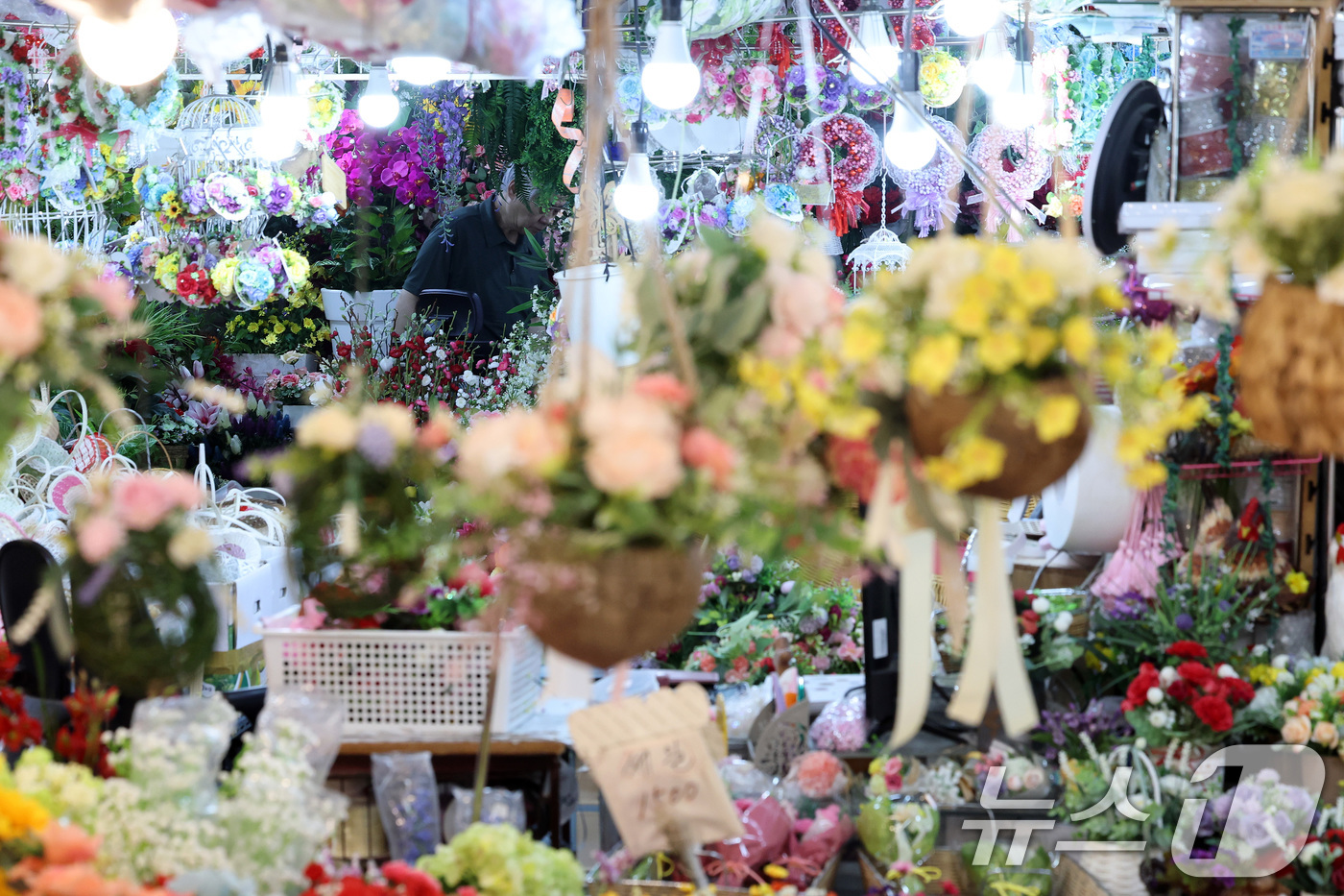 (서울=뉴스1) 이동해 기자 = 스승의 날을 하루 앞둔 14일 서울 중구 남대문시장 꽃상가에 형형색색 카네이션이 진열돼 있다. 2025.5.14/뉴스1