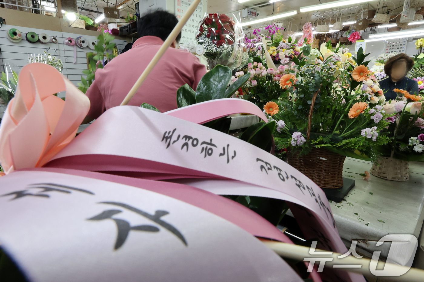 (서울=뉴스1) 이동해 기자 = 스승의 날을 하루 앞둔 14일 서울 중구 남대문시장 꽃상가에 형형색색 카네이션이 진열돼 있다. 2025.5.14/뉴스1