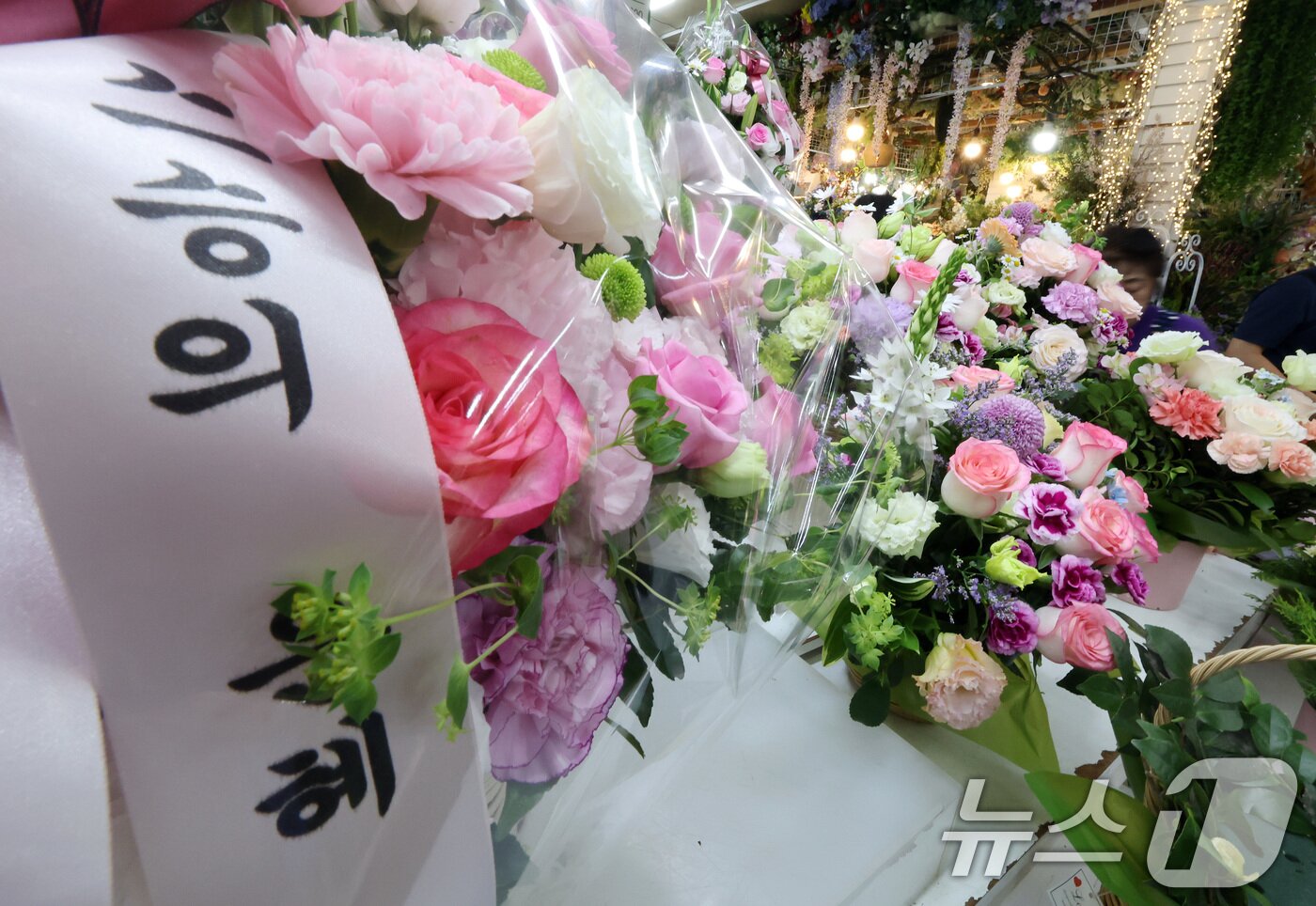 본문 이미지 - 스승의 날을 하루 앞둔 14일 서울 중구 남대문시장 꽃상가에 형형색색 카네이션이 진열돼 있다. /뉴스1 ⓒ News1 이동해 기자