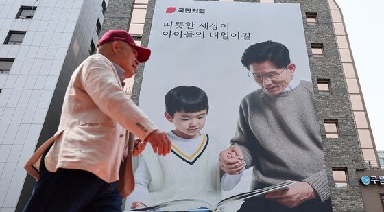 국민의힘 당사 외벽에 걸린 김문수 후보 대형 현수막