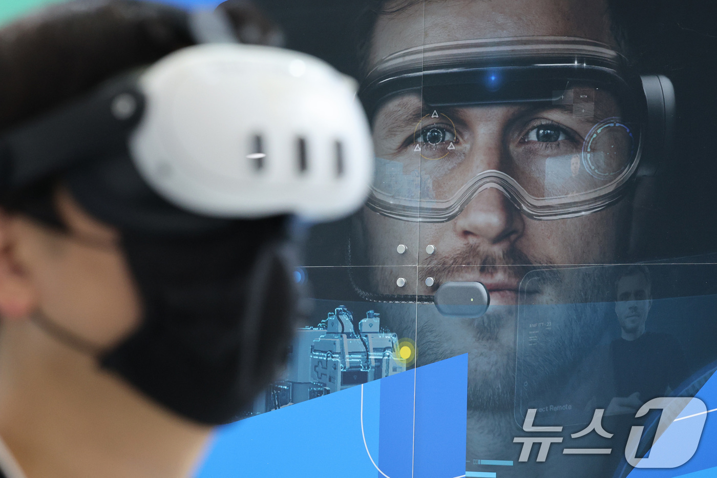 (서울=뉴스1) 신웅수 기자 = 14일 서울 강남구 코엑스에서 열린 국제인공지능대전에서 관람객들이 인공지능(AI)과 가상현실(VR)을 활용한 제품을 체험하고 있다. 2025.5.1 …