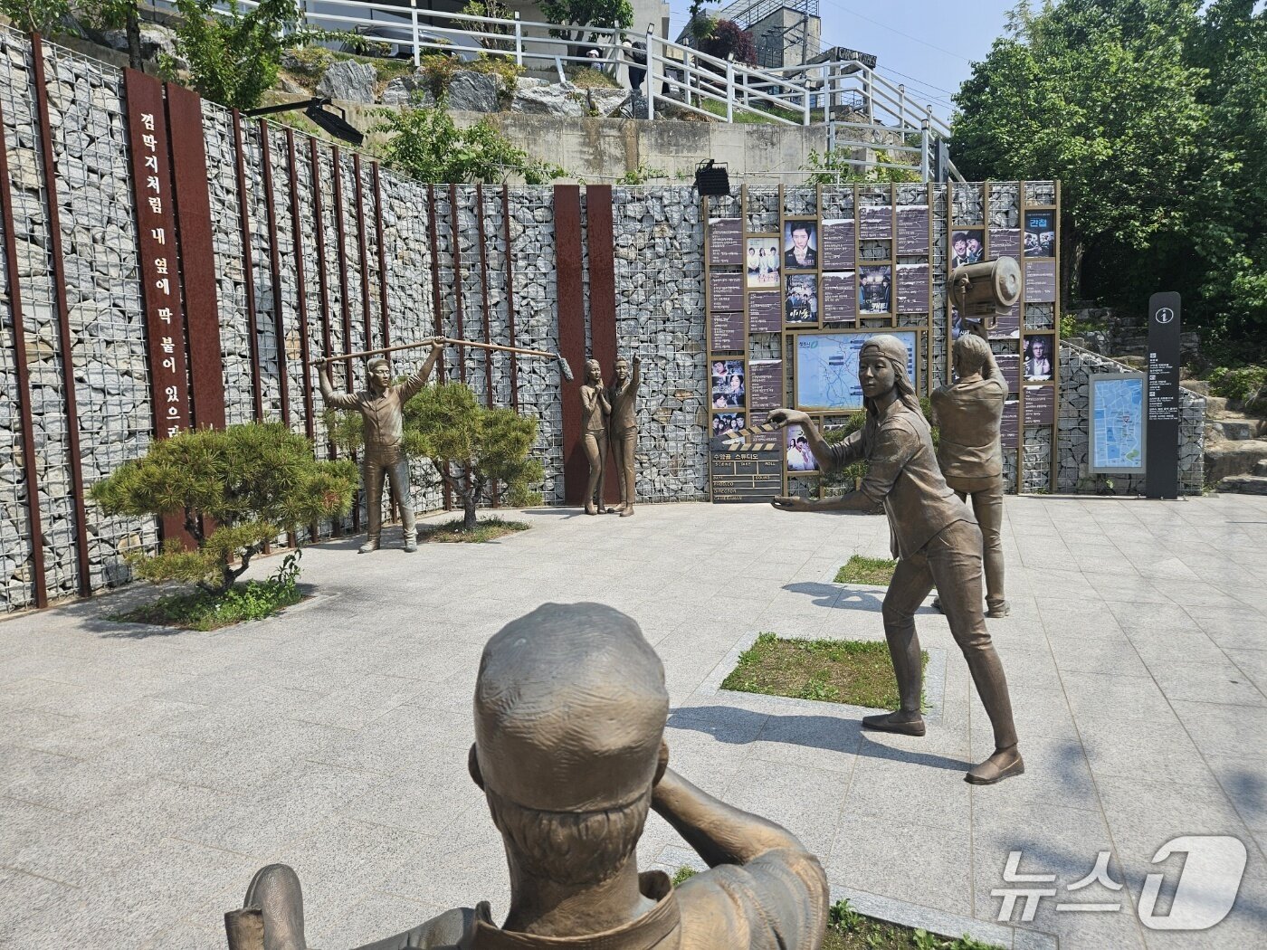 본문 이미지 - 청주 수암골 드라마 촬영 동산 공원. 이곳에는 R2B: 리턴 투 베이스, 파파로티, 신세계 등 2010년대 초반 작품 포스터가 걸려있다.2025.5.15/뉴스1 이재규 기자