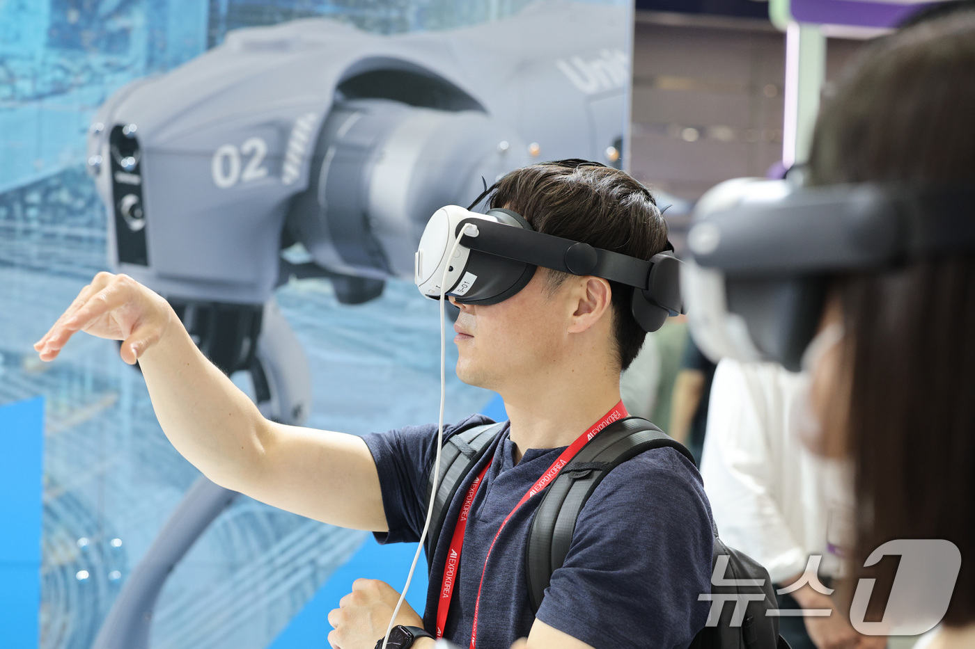 (서울=뉴스1) 신웅수 기자 = 14일 서울 강남구 코엑스에서 열린 국제인공지능대전에서 관람객들이 인공지능(AI)과 가상현실(VR)을 활용한 제품을 체험하고 있다. 2025.5.1 …