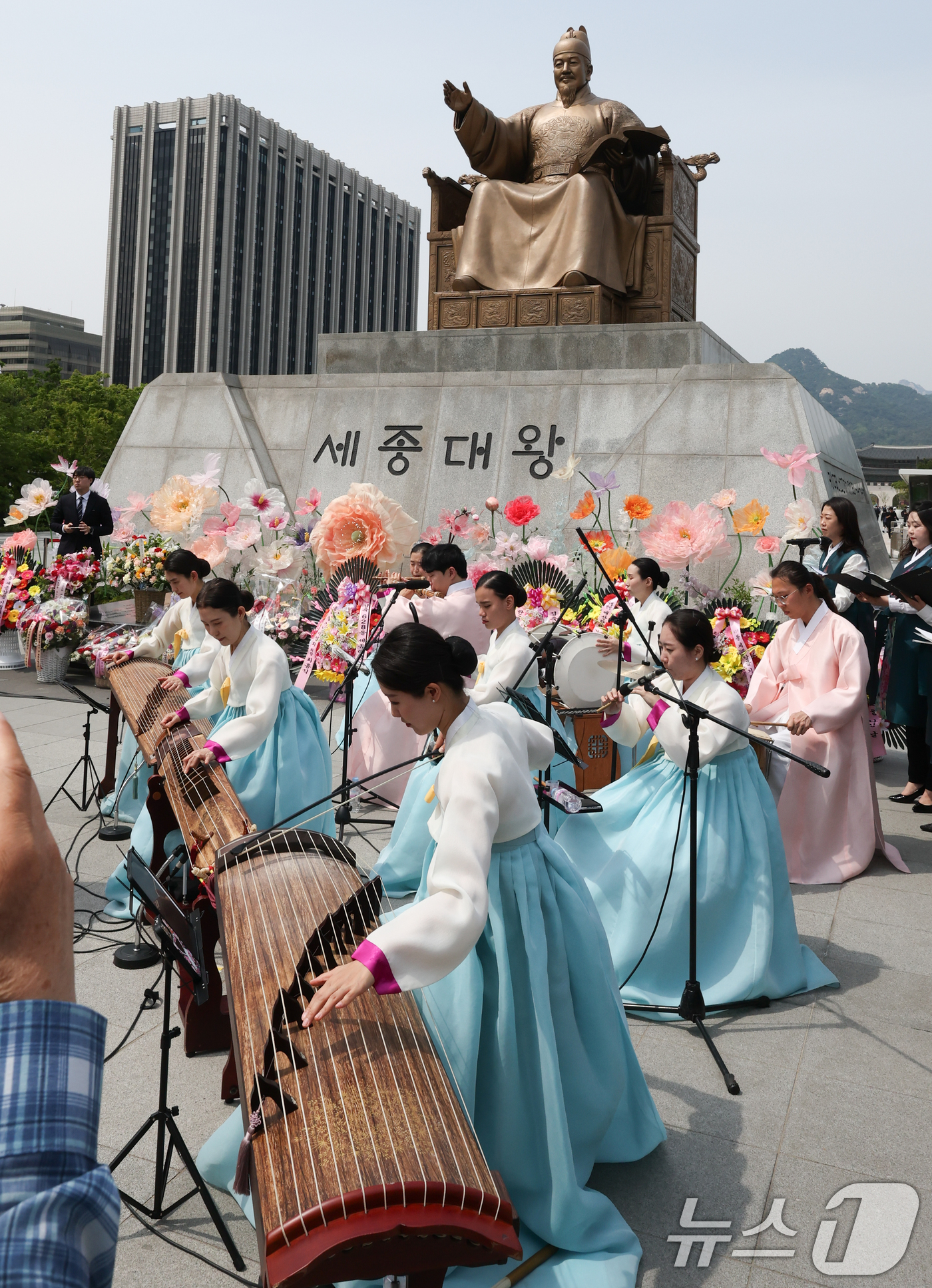 (서울=뉴스1) 허경 기자 = 14일 서울 종로구 광화문광장 세종대왕 동상 앞에서 세종대왕 나신 날 시민참여 생일축하 행사가 열리고 있다. 2025.5.14/뉴스1