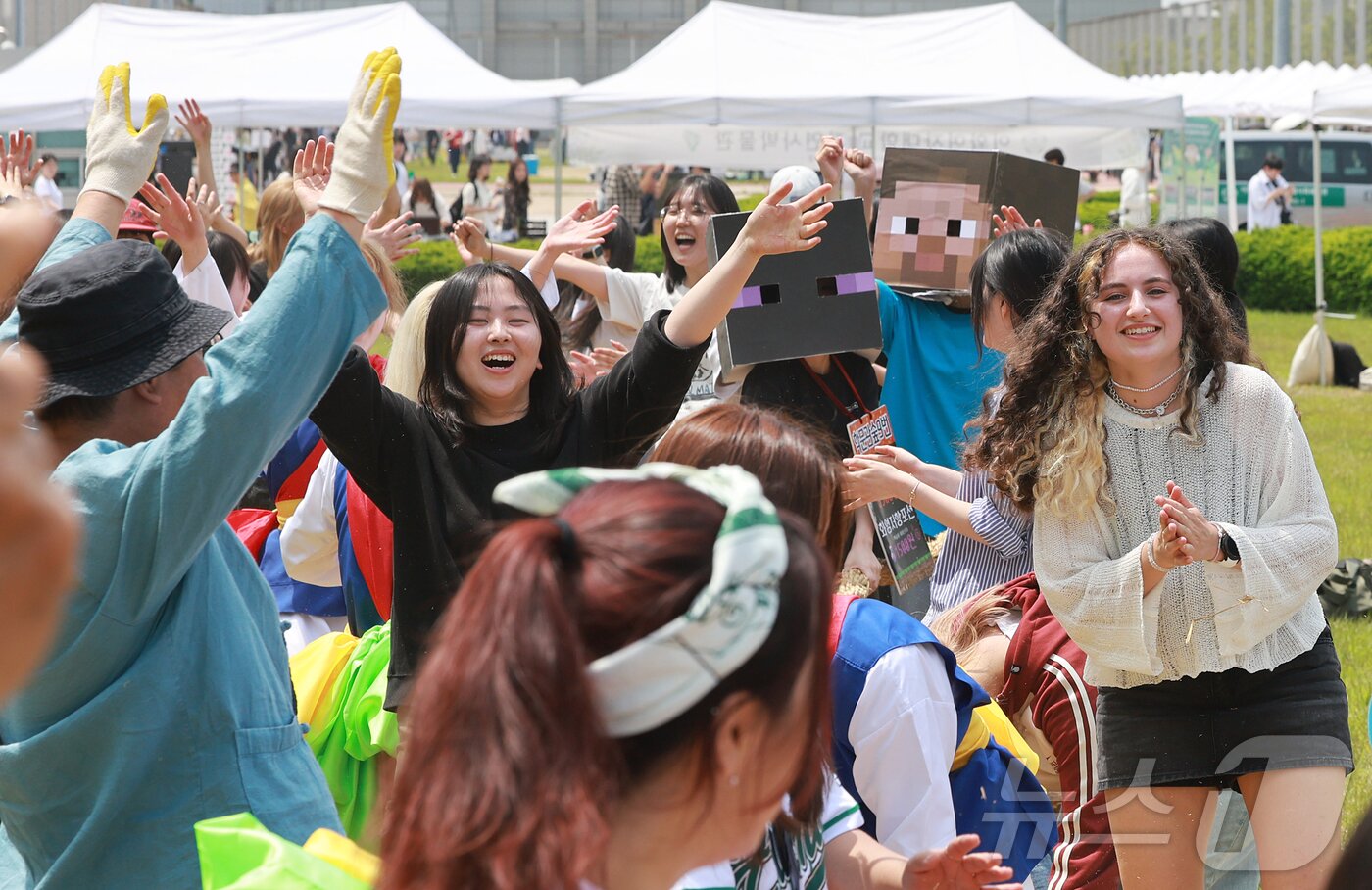 본문 이미지 - 14일 서울 서대문구 대현동 이화여자대학교 스포츠트랙에서 열린 139주년 이화여대 대동제와 함께하는 국가무형유산 영산줄다리기에 참여한 학생들이 환호하고 있다. 2025.5.14/뉴스1 ⓒ News1 김진환 기자