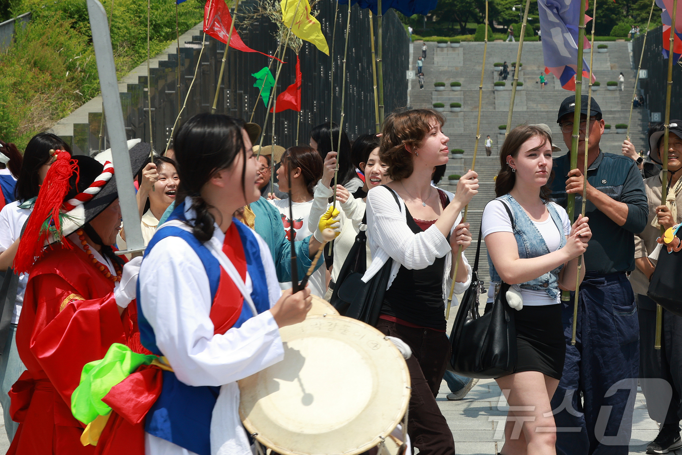 (서울=뉴스1) 김진환 기자 = 14일 서울 서대문구 대현동 이화여자대학교 스포츠트랙에서 열린 139주년 이화여대 대동제와 함께하는 국가무형유산 영산줄다리기에서 외국인 유학생들이 …