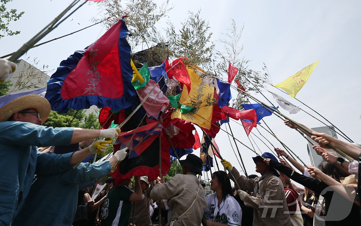 본문 이미지 - 14일 서울 서대문구 대현동 이화여자대학교 스포츠트랙에서 열린 139주년 이화여대 대동제와 함께하는 국가무형유산 영산줄다리기에서 양 진영으로 나눠 기싸움을 펼치는 진잡이놀이를 하고 있다. 2025.5.14/뉴스1 ⓒ News1 김진환 기자