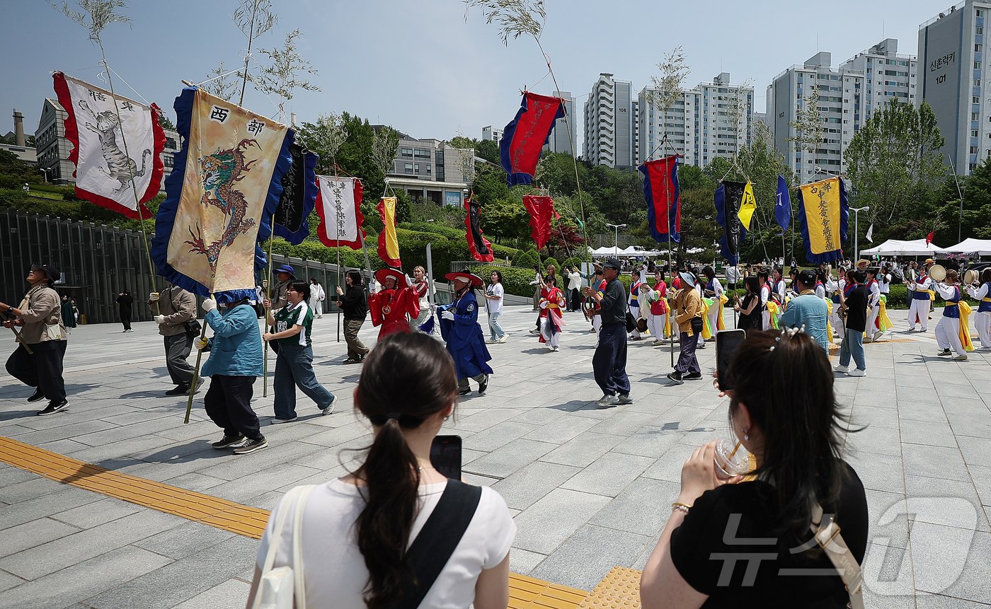 (서울=뉴스1) 김진환 기자 = 14일 서울 서대문구 대현동 이화여자대학교 스포츠트랙에서 열린 139주년 이화여대 대동제와 함께하는 국가무형유산 영산줄다리기에서 이화여대 풍물패 연 …