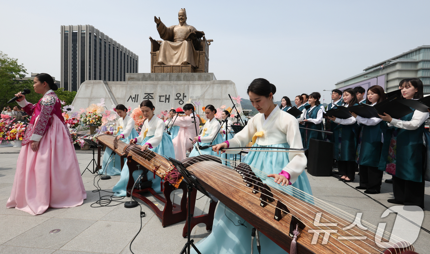 (서울=뉴스1) 허경 기자 = 14일 서울 종로구 광화문광장 세종대왕 동상 앞에서 세종대왕 나신 날 시민참여 생일축하 행사가 열리고 있다. 2025.5.14/뉴스1