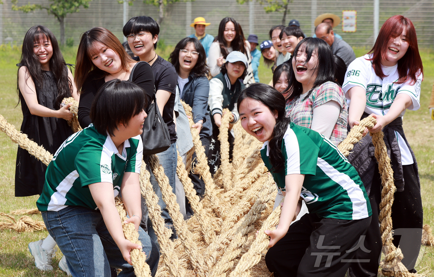 (서울=뉴스1) 김진환 기자 = 14일 서울 서대문구 대현동 이화여자대학교 스포츠트랙에서 열린 139주년 이화여대 대동제와 함께하는 국가무형유산 영산줄다리기에 참여한 학생들이 힘차 …
