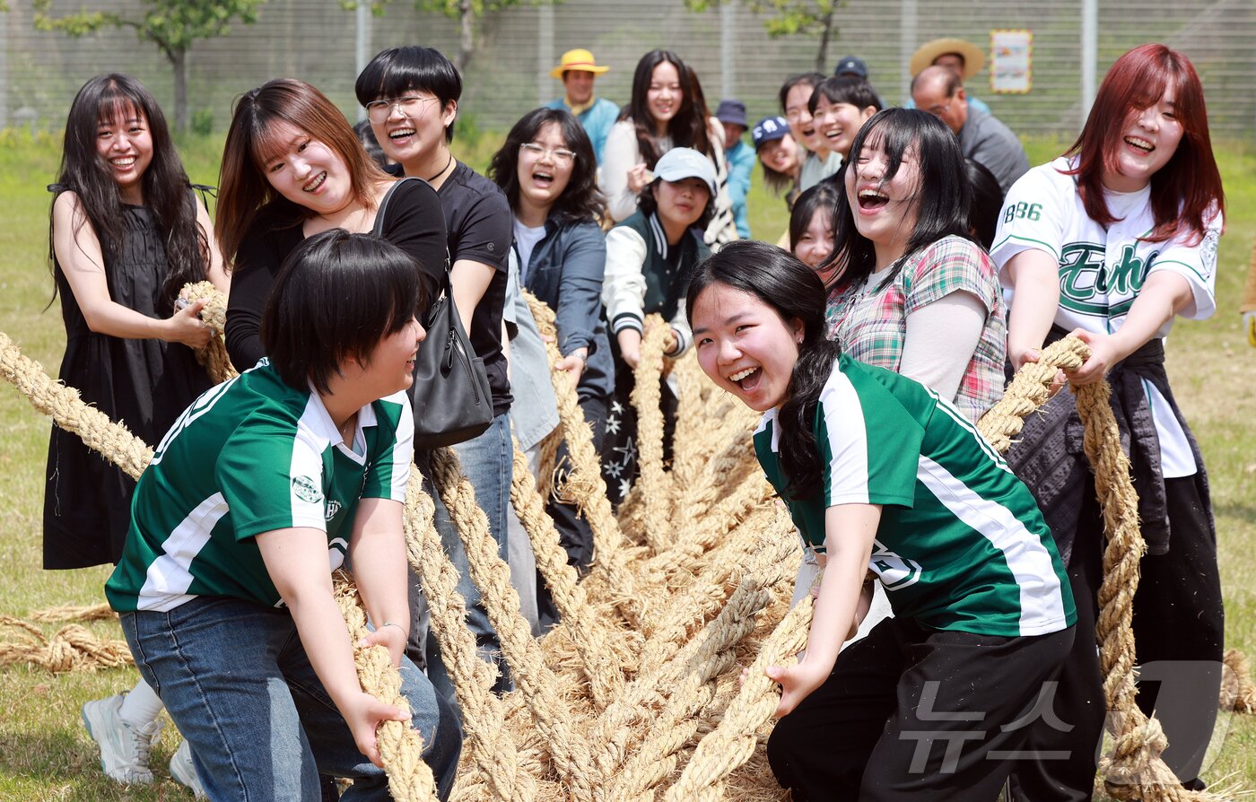 본문 이미지 - 14일 서울 서대문구 대현동 이화여자대학교 스포츠트랙에서 열린 139주년 이화여대 대동제와 함께하는 국가무형유산 영산줄다리기에 참여한 학생들이 힘차게 줄을 당기고 있다. 2025.5.14/뉴스1 ⓒ News1 김진환 기자