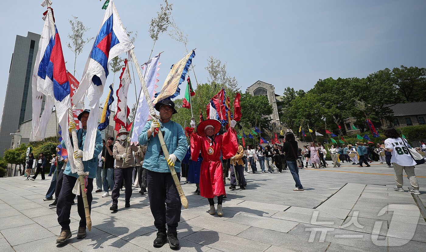 본문 이미지 - 14일 서울 서대문구 대현동 이화여자대학교 스포츠트랙에서 열린 139주년 이화여대 대동제와 함께하는 국가무형유산 영산줄다리기에서 이화여대 풍물패 연합이 길놀이를 하고 있다. 2025.5.14/뉴스1 ⓒ News1 김진환 기자