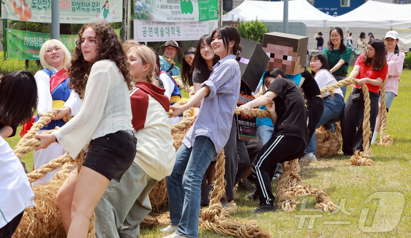 본문 이미지 - 14일 서울 서대문구 대현동 이화여자대학교 스포츠트랙에서 열린 139주년 이화여대 대동제와 함께하는 국가무형유산 영산줄다리기에 참여한 학생들이 힘차게 줄을 당기고 있다. 2025.5.14/뉴스1 ⓒ News1 김진환 기자