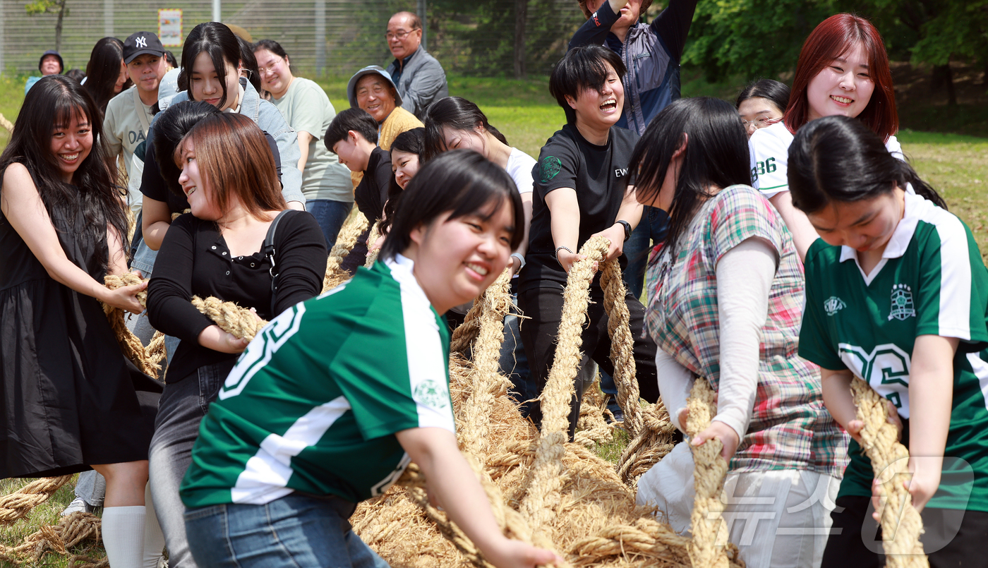 (서울=뉴스1) 김진환 기자 = 14일 서울 서대문구 대현동 이화여자대학교 스포츠트랙에서 열린 139주년 이화여대 대동제와 함께하는 국가무형유산 영산줄다리기에 참여한 학생들이 힘차 …