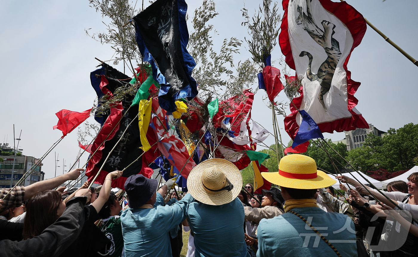 (서울=뉴스1) 김진환 기자 = 14일 서울 서대문구 대현동 이화여자대학교 스포츠트랙에서 열린 139주년 이화여대 대동제와 함께하는 국가무형유산 영산줄다리기에서 양 진영으로 나눠 …