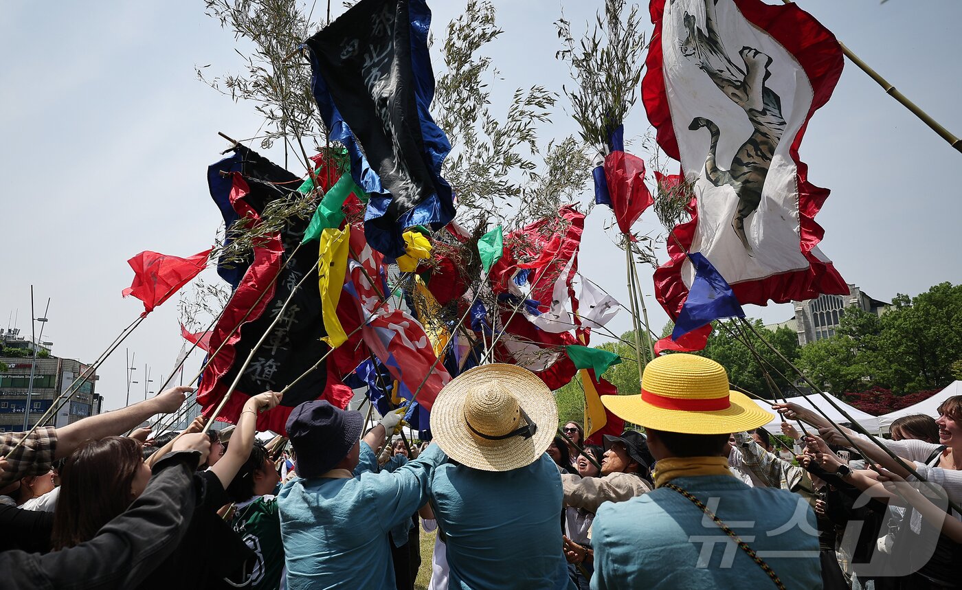 본문 이미지 - 14일 서울 서대문구 대현동 이화여자대학교 스포츠트랙에서 열린 139주년 이화여대 대동제와 함께하는 국가무형유산 영산줄다리기에서 양 진영으로 나눠 기싸움을 펼치는 진잡이놀이를 하고 있다. 2025.5.14/뉴스1 ⓒ News1 김진환 기자